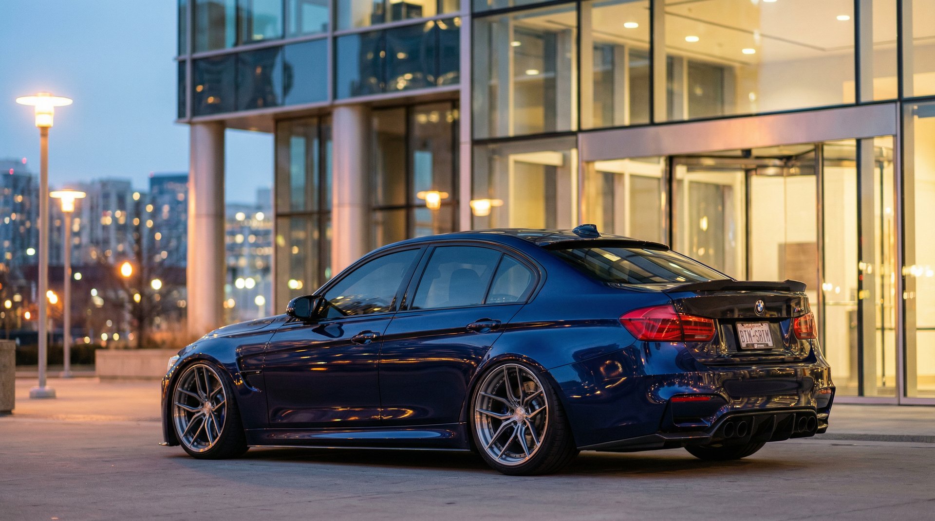 黄色仓库轿车话题